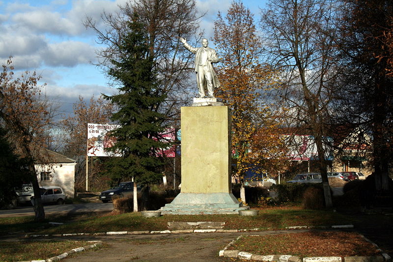 Алексин улицы. Памятник Ленину Алексин. Памятник Ленину Алексин мкр.Петровка. Город Алексин парк Соцгородок. Памятник Ленину город Алексин.